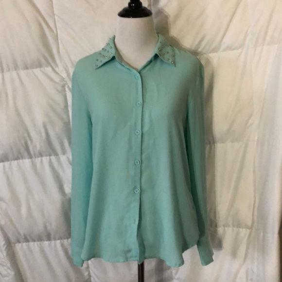 Forever 21 Tops - Forever 21 Buttoned down blouse 🛍